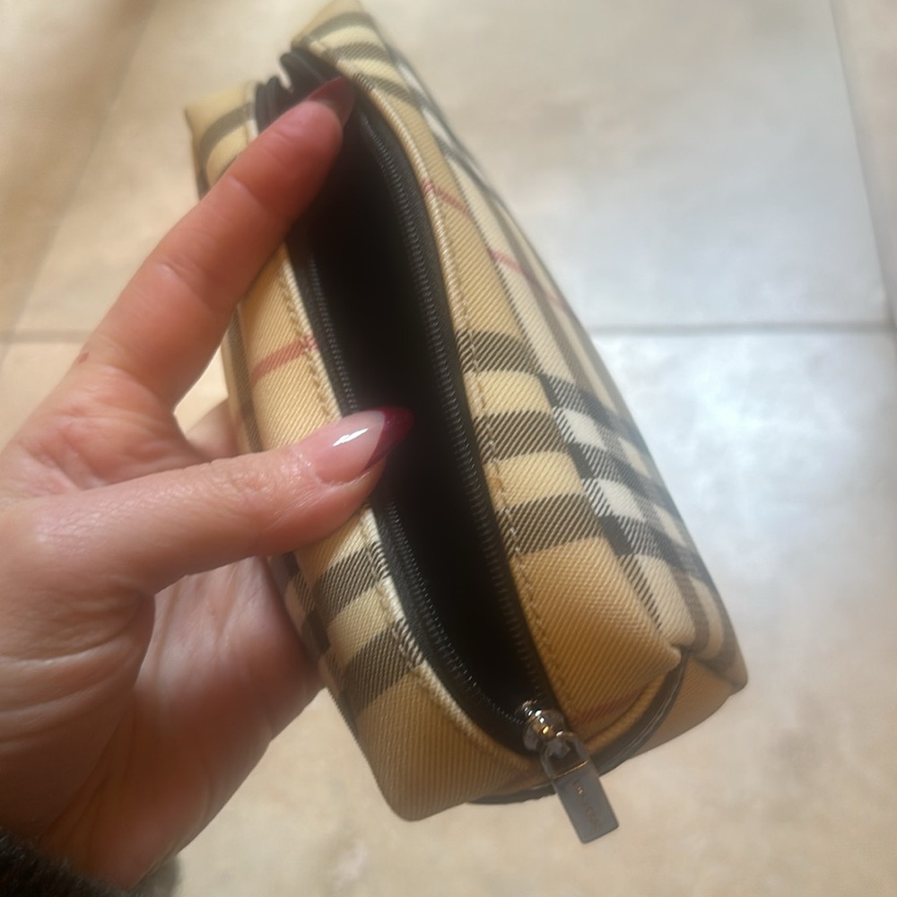 Burberry case - Picture 6 of 6
